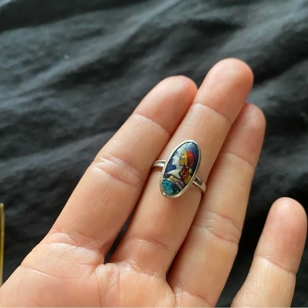 Vintage French Enamel Ring with Bohemian Woman - Picture 5 of 9